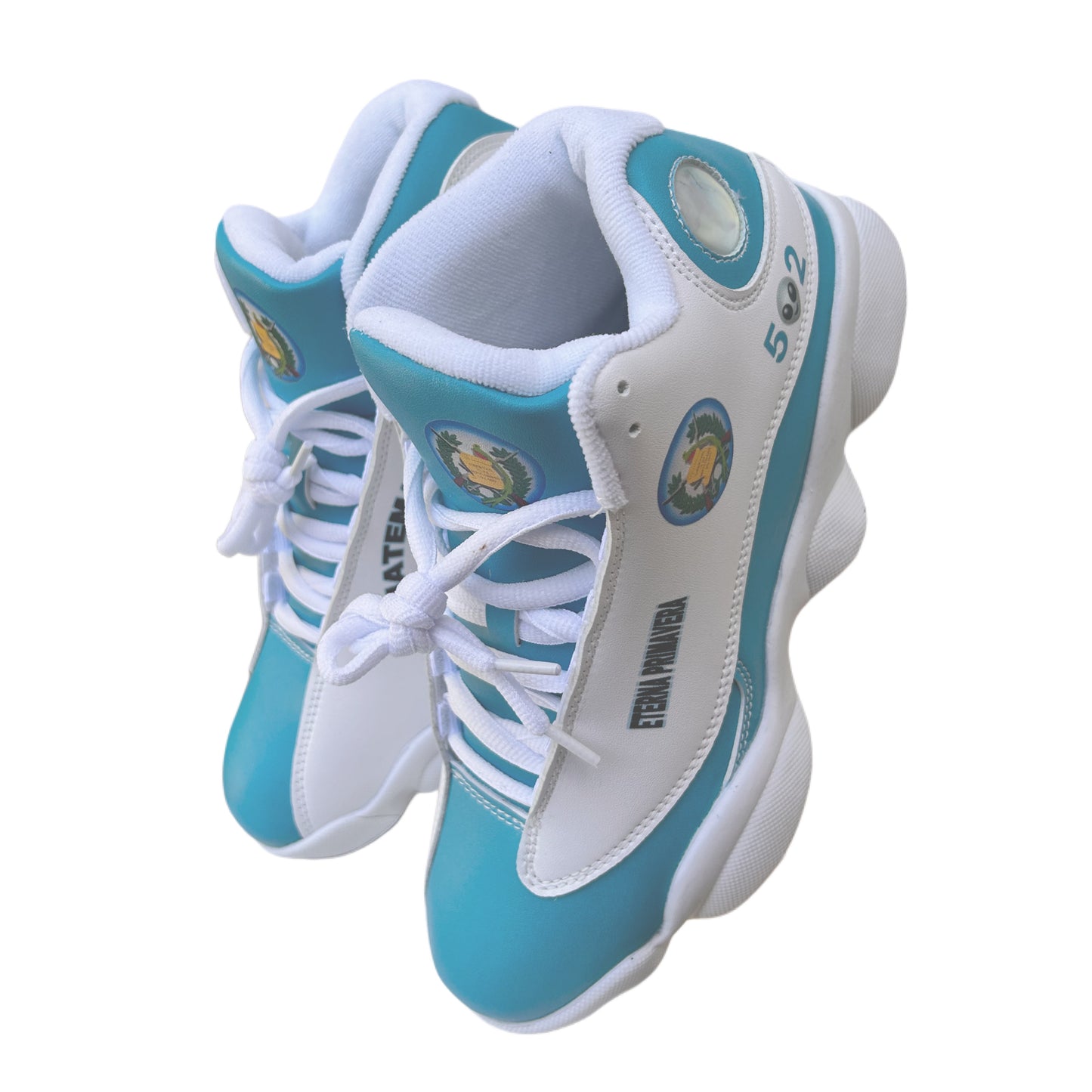 👟 “Paso Chapín” Tipo Jordan – Edición Azul & Blanca con Emblemas Nacionales Diseñado para representar a Guatemala en cada paso, con espíritu deportivo y orgullo eterno.